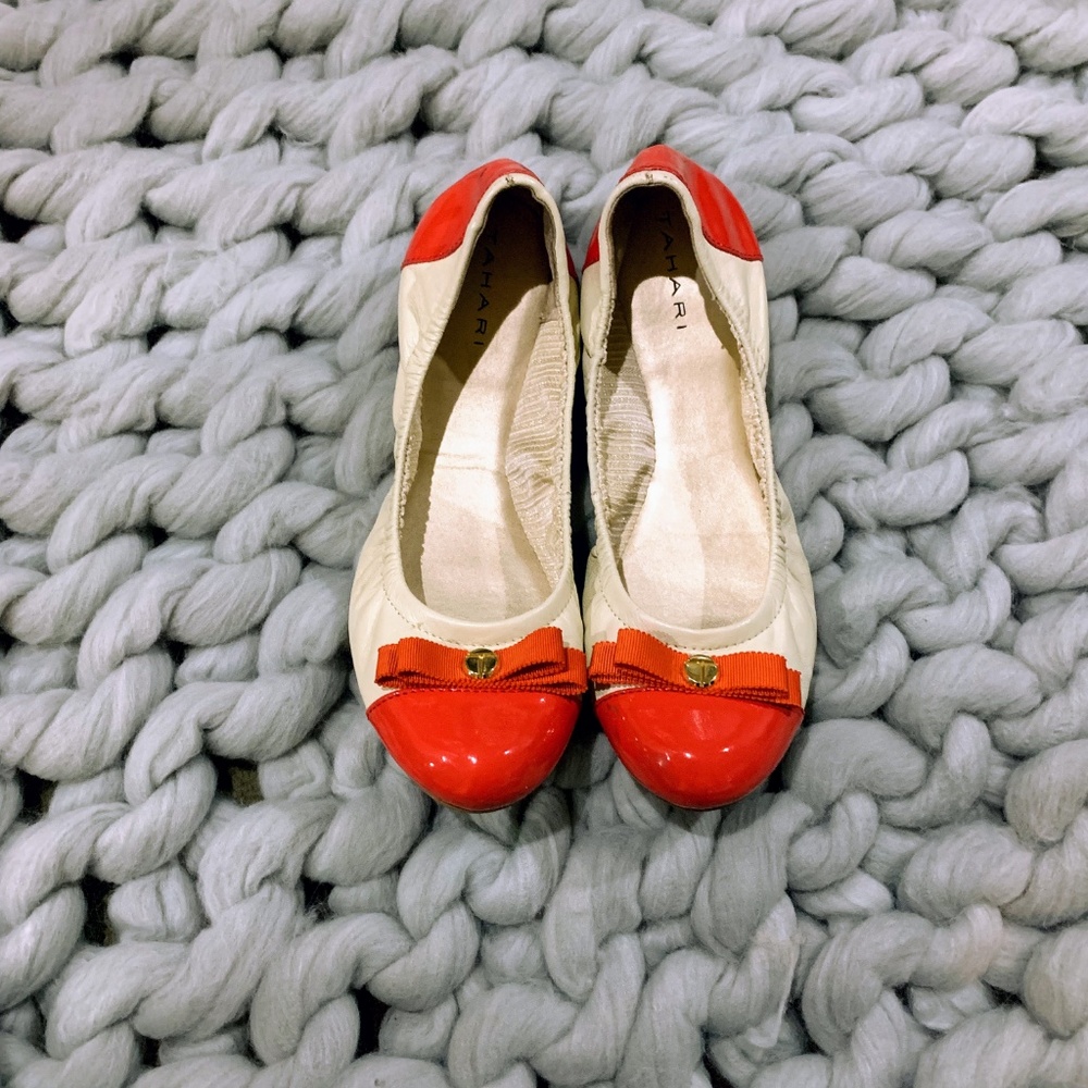 Tahari Gibson Bow Flat